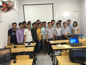 Thầy Nguyễn Thế Anh chụp chung với học viên lớp thanh quyết toán tại tp Hồ Chí Minh